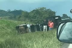 Carreta tomba na BR-324 e causa trânsito lento para quem segue de Feira de Santana para Salvador
